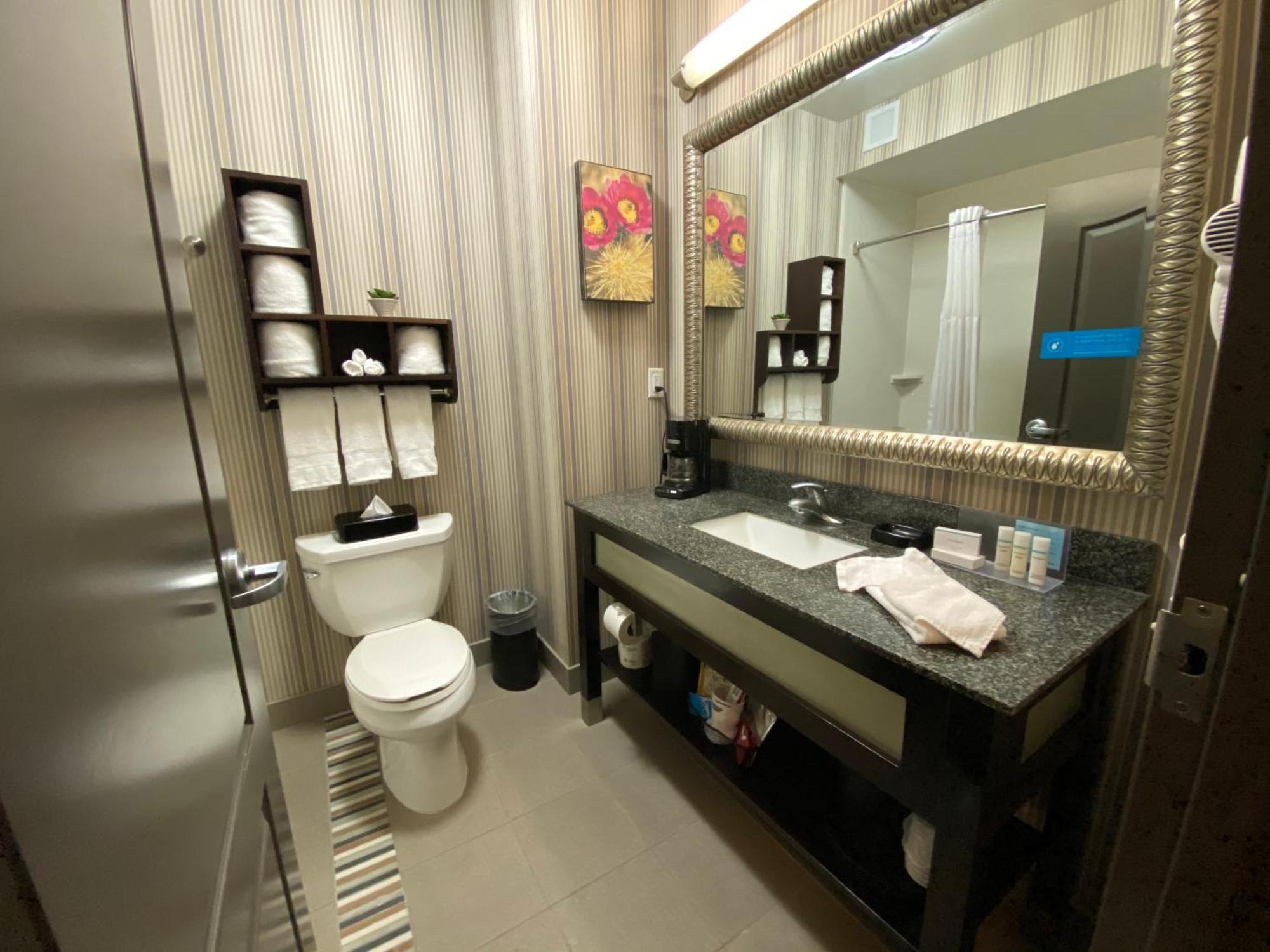 Hampton Inn By Hilton Leesville Fort Johnson Ngoại thất bức ảnh